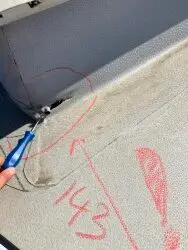 Rozerwana membrana w rejonie świetlika znaleziona w trakcie badania szczelności dachu.